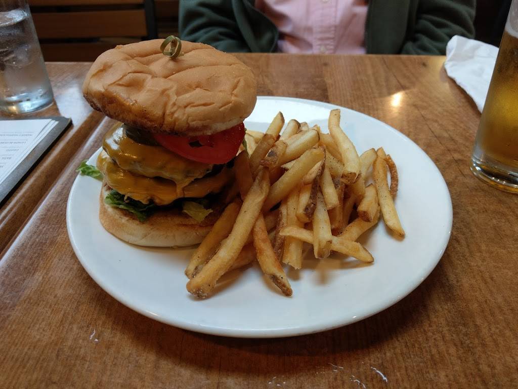 Smoke House | restaurant | 31 Scott Wharf, Newport, RI 02840, USA | 4018489800 OR +1 401-848-9800