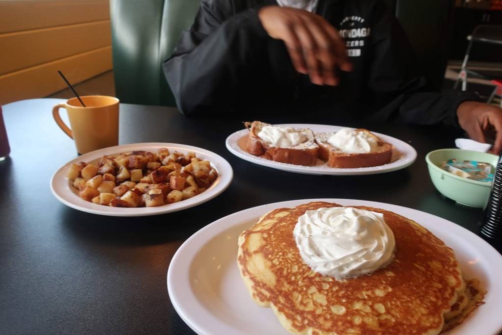 Moms Diner | restaurant | 501 Westcott St, Syracuse, NY 13210, USA | 3154770141 OR +1 315-477-0141