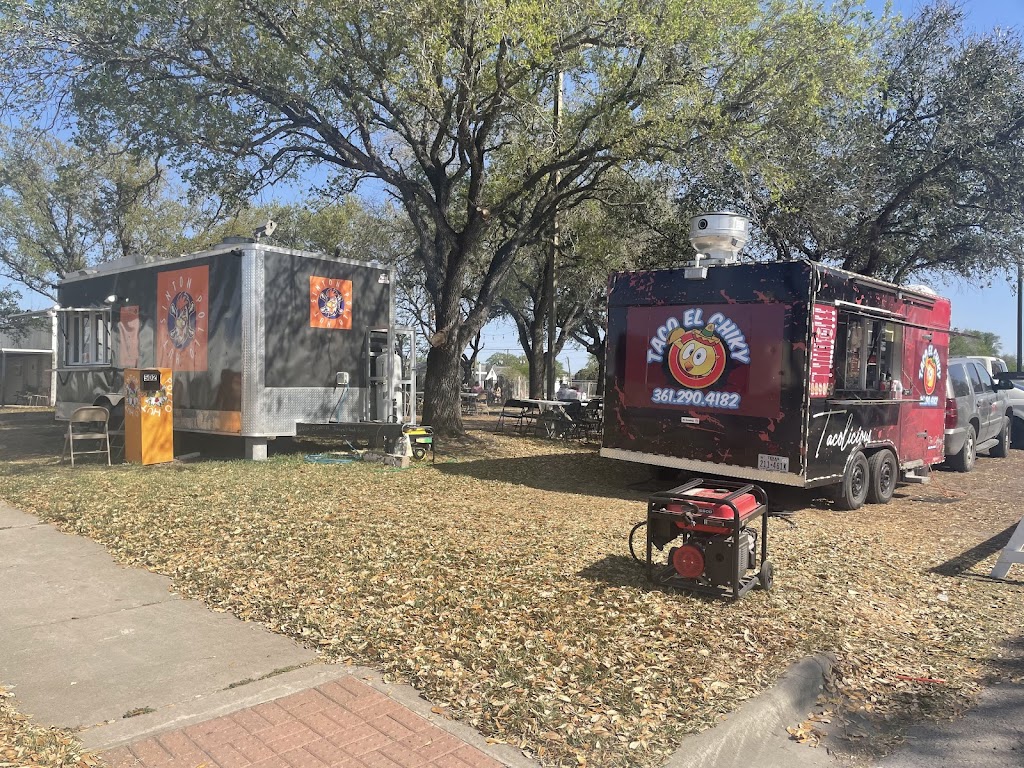 77FoodFarm Sintons FoodTruck Park | restaurant | 502 E Sinton St, Sinton, TX 78387, USA | 3614898796 OR +1 361-489-8796