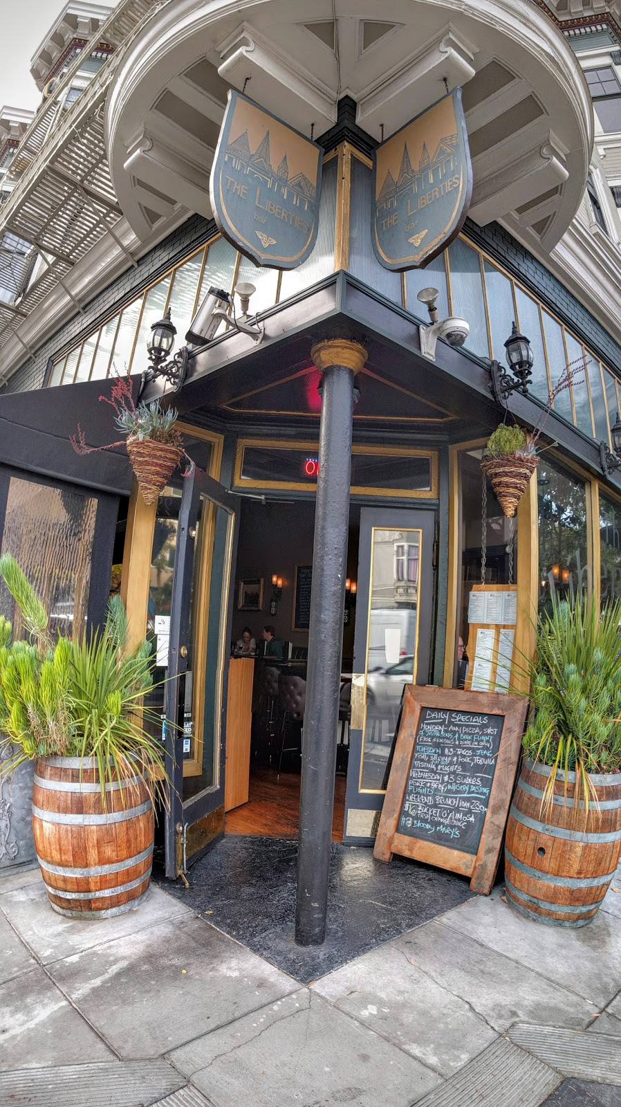 The Liberties Bar & Grill | restaurant | 998 Guerrero St, San Francisco, CA 94110, USA | 4152826789 OR +1 415-282-6789