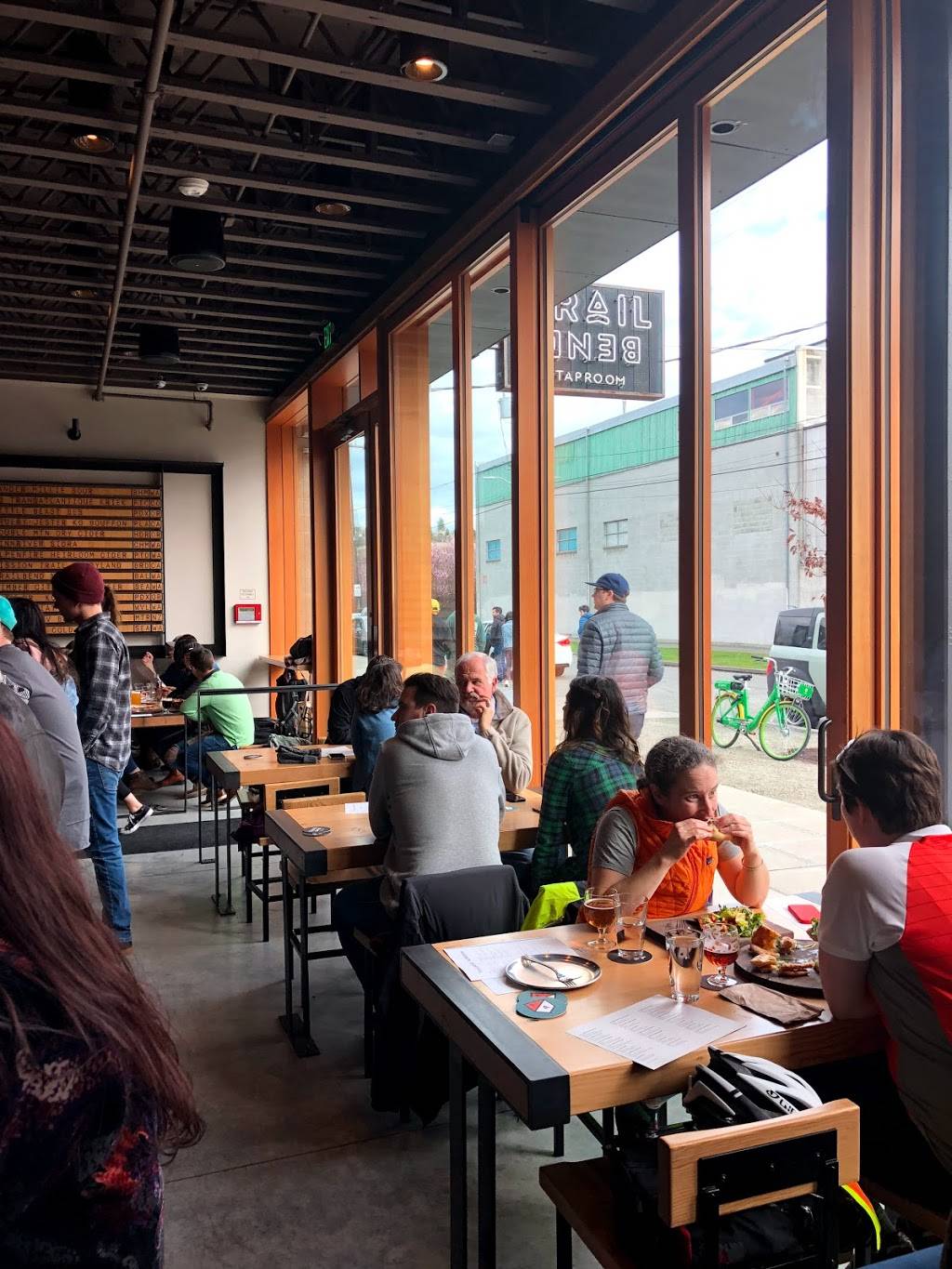 Trailbend Taproom | restaurant | 1118 NW 50th St, Seattle, WA 98107, USA | 2063974374 OR +1 206-397-4374