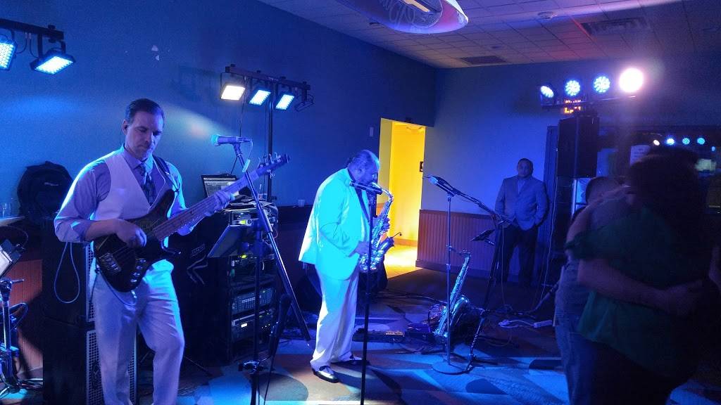 Strikers Sports Bar and Grill | night club | 66 Hathaway Rd, New Bedford, MA 02746, USA | 5089931746 OR +1 508-993-1746