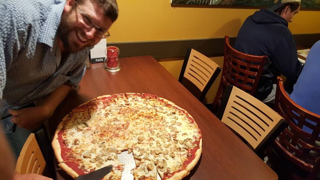 Mama Ciminos Pizza | restaurant | 131 N Wells St, Lake Geneva, WI 53147, USA | 2623489077 OR +1 262-348-9077