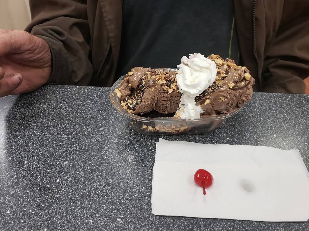 Braums Ice Cream & Burger Restaurant | restaurant | 1100 W Moore Ave, Terrell, TX 75160, USA | 9725512855 OR +1 972-551-2855