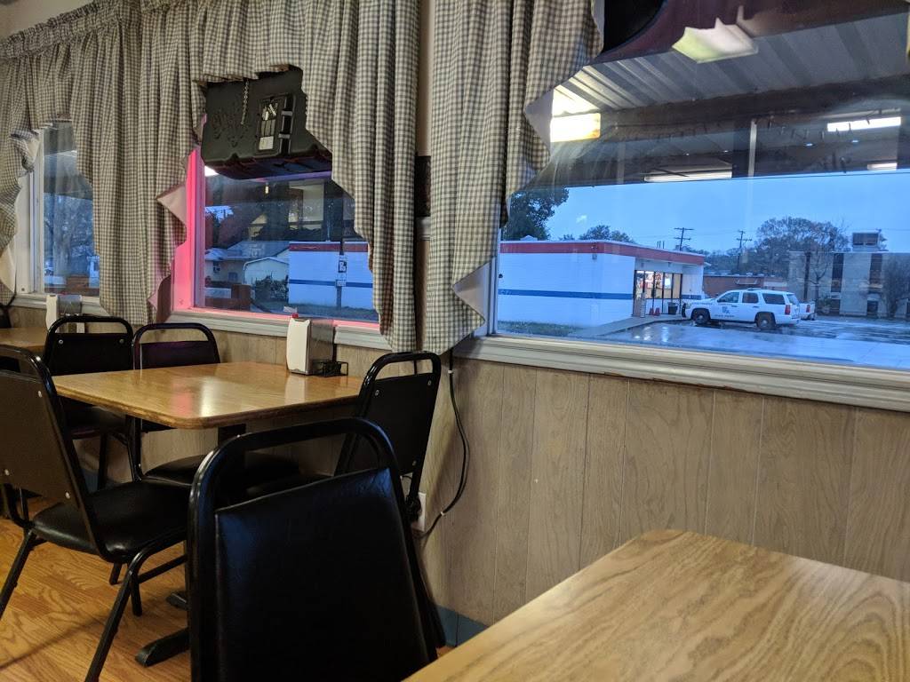 Johnnys Drive Inn | restaurant | 502 1st St, Gueydan, LA 70542, USA | 3375366251 OR +1 337-536-6251