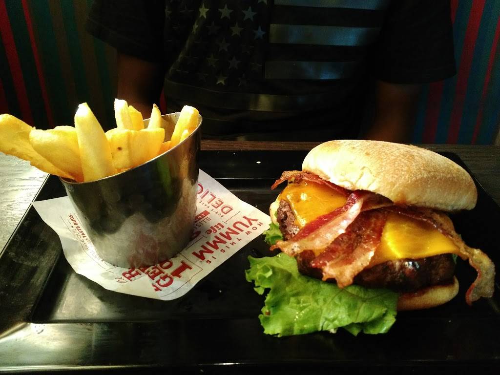 Red Robin Gourmet Burgers and Brews | restaurant | 16233 N 83rd Ave, Peoria, AZ 85382, USA | 6233344600 OR +1 623-334-4600
