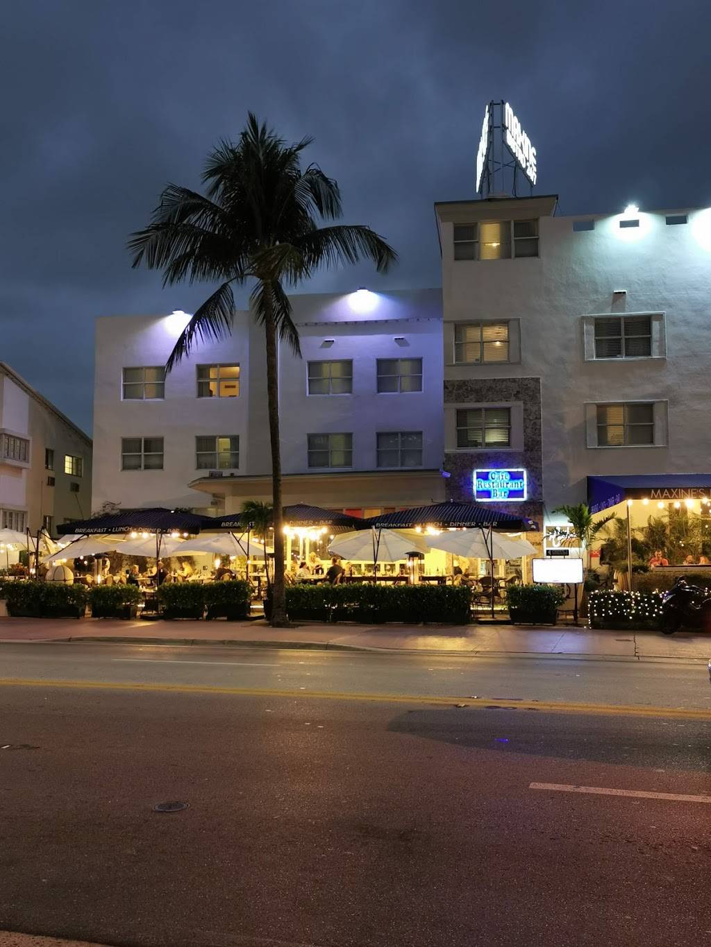 Maxines Bistro and Bar | night club | 1756 Collins Ave, Miami Beach, FL 33139, USA | 3056741160 OR +1 305-674-1160