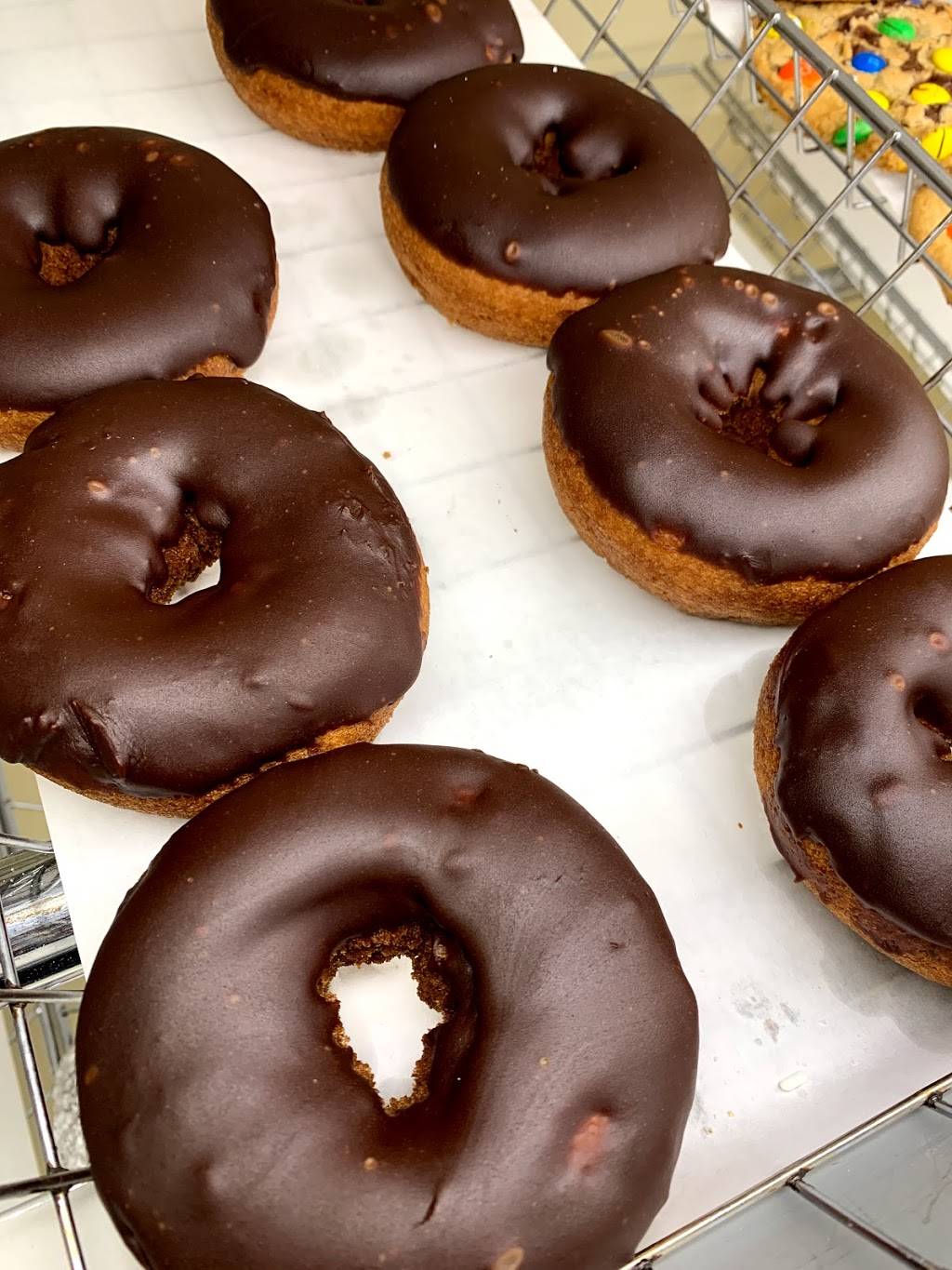 Honey Dew Donuts | bakery | 470 Meridian St, East Boston, MA 02128, USA | 7813978200 OR +1 781-397-8200