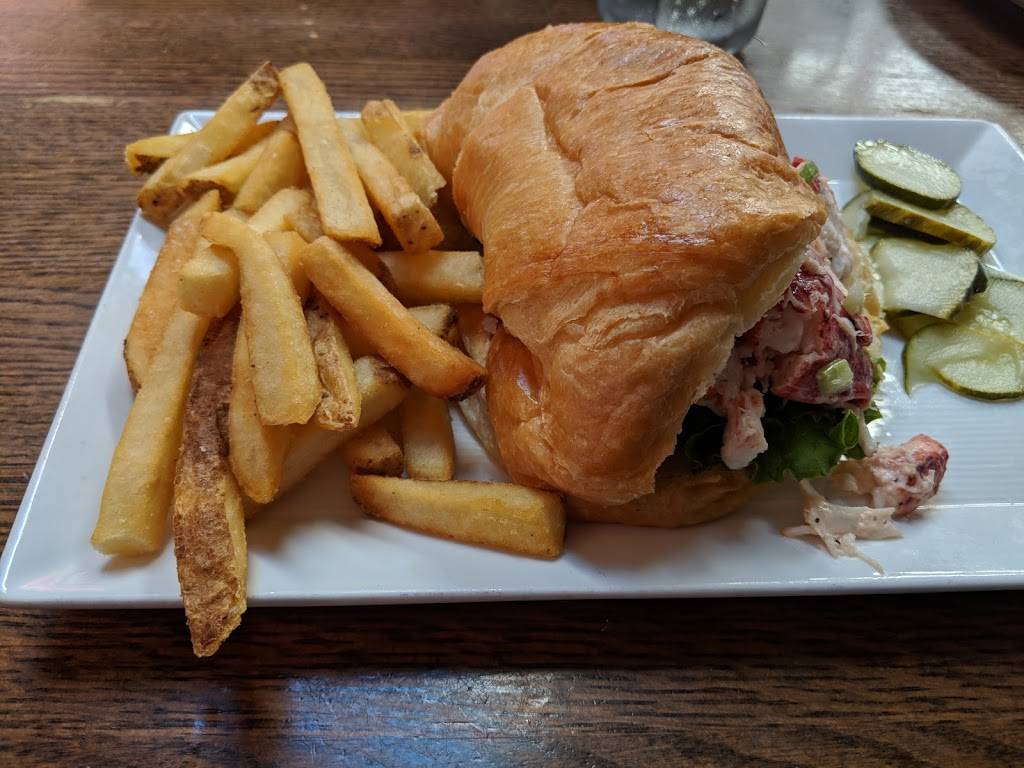 The Mooring Seafood Kitchen & Bar | restaurant | 1 Sayers Wharf, Newport, RI 02840, USA | 4018462260 OR +1 401-846-2260