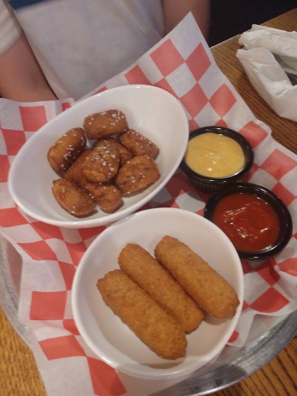 Hanks Honky Tonk | restaurant | 2341 Memorial Blvd, Murfreesboro, TN 37129, USA | 6154107747 OR +1 615-410-7747