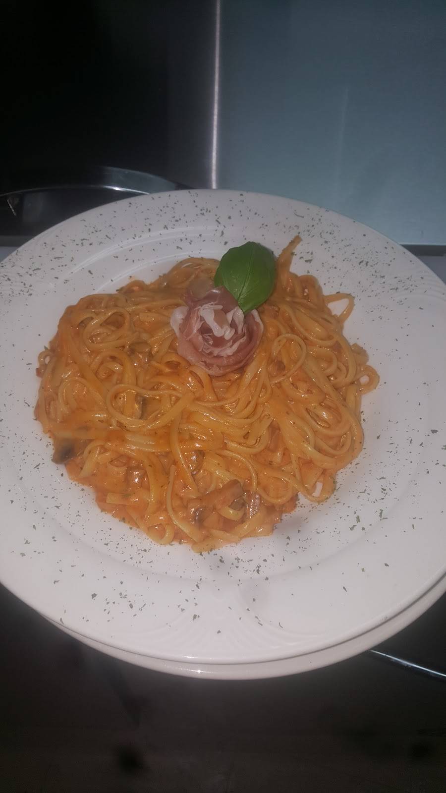 Restaurant Salvatore | restaurant | 1376 Avenue Bourgogne, Chambly, QC J3L 1Y3, Canada | 4504034473 OR +1 450-403-4473