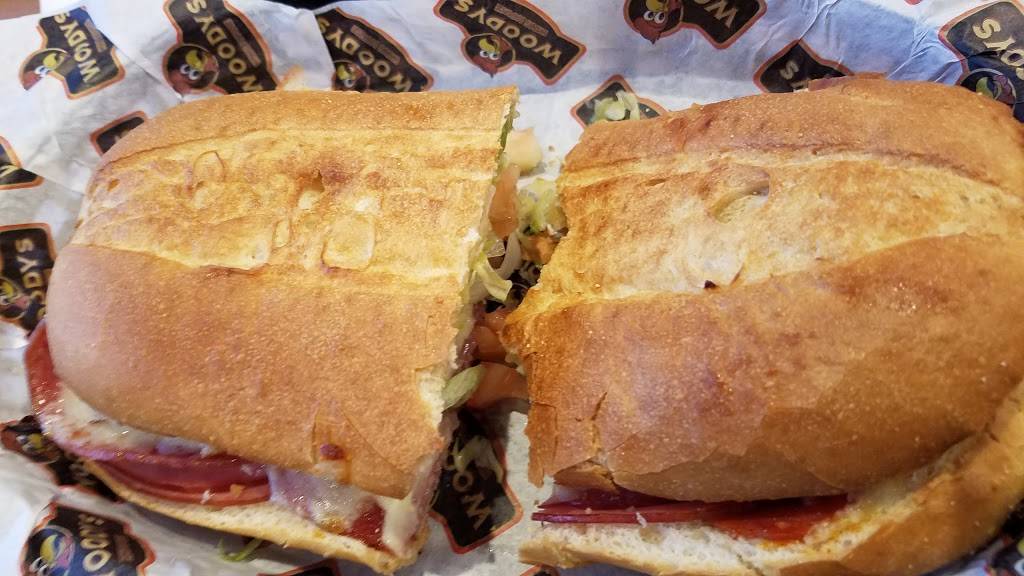 Woodys Wing House | restaurant | 161 E Campus View Blvd, Columbus, OH 43235, USA | 6144339464 OR +1 614-433-9464