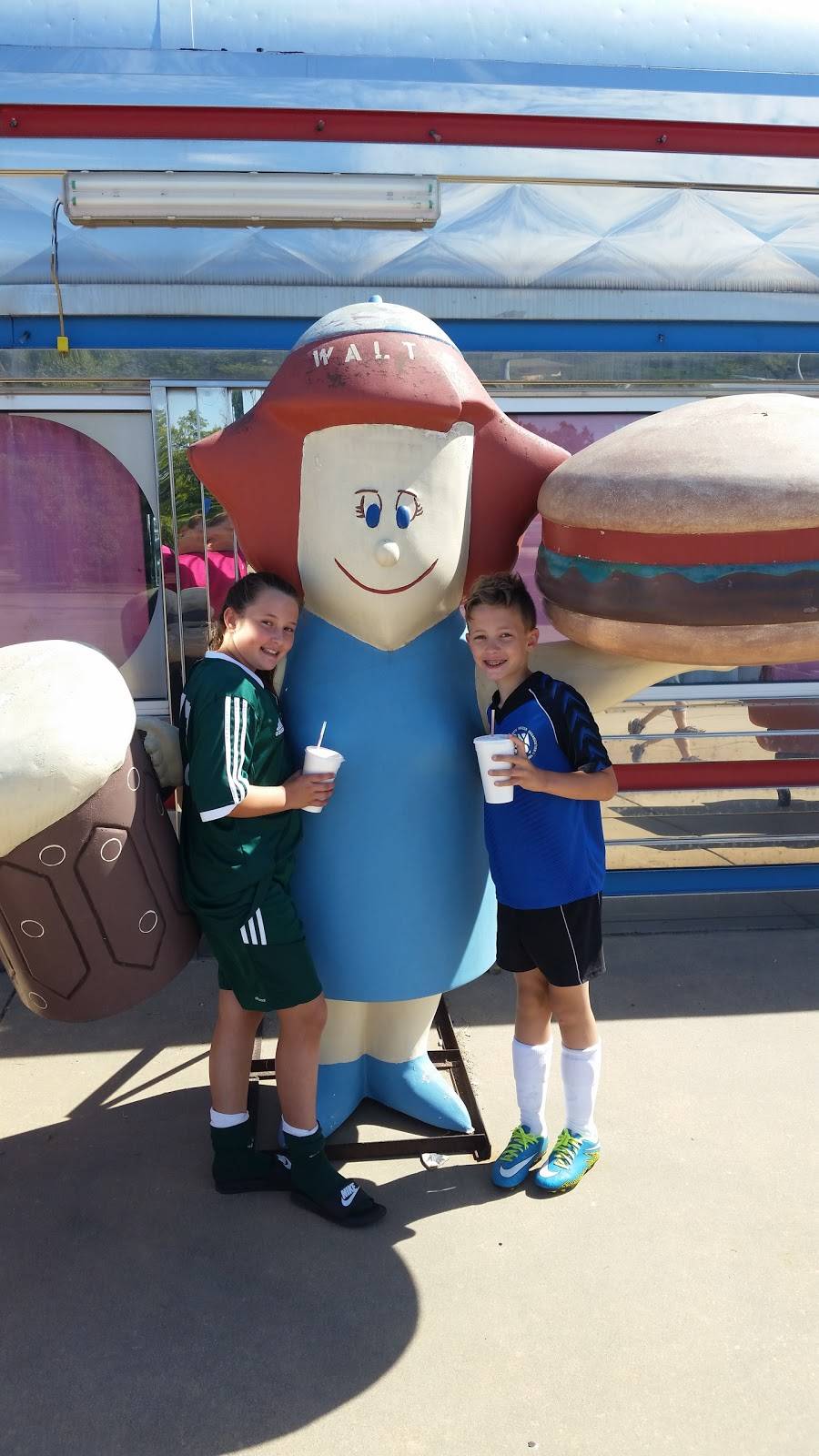 Walts Classics | restaurant | 8788 W McCormick Ave, Wichita, KS 67209, USA | 3167297988 OR +1 316-729-7988