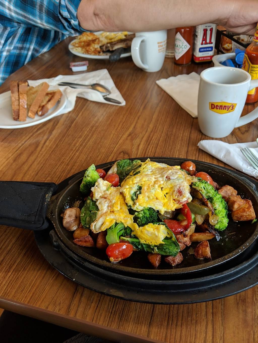 Dennys | restaurant | 1135 S Main St, Manteca, CA 95336, USA | 2098232555 OR +1 209-823-2555