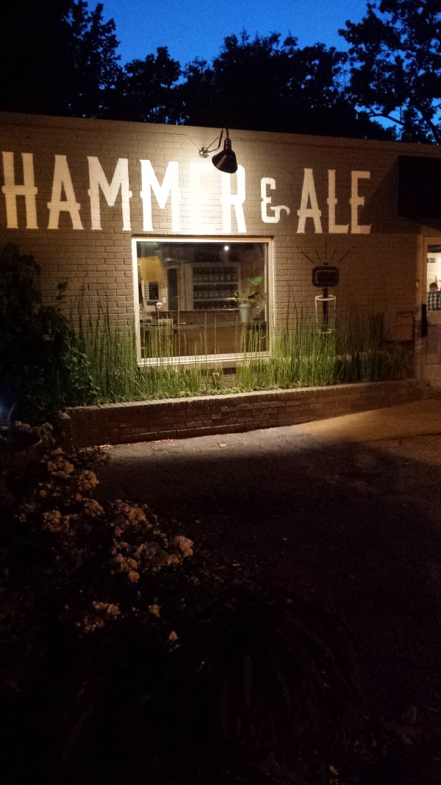 Hammer & Ale | restaurant | 921 Cooper St, Memphis, TN 38104, USA | 9013056930 OR +1 901-305-6930