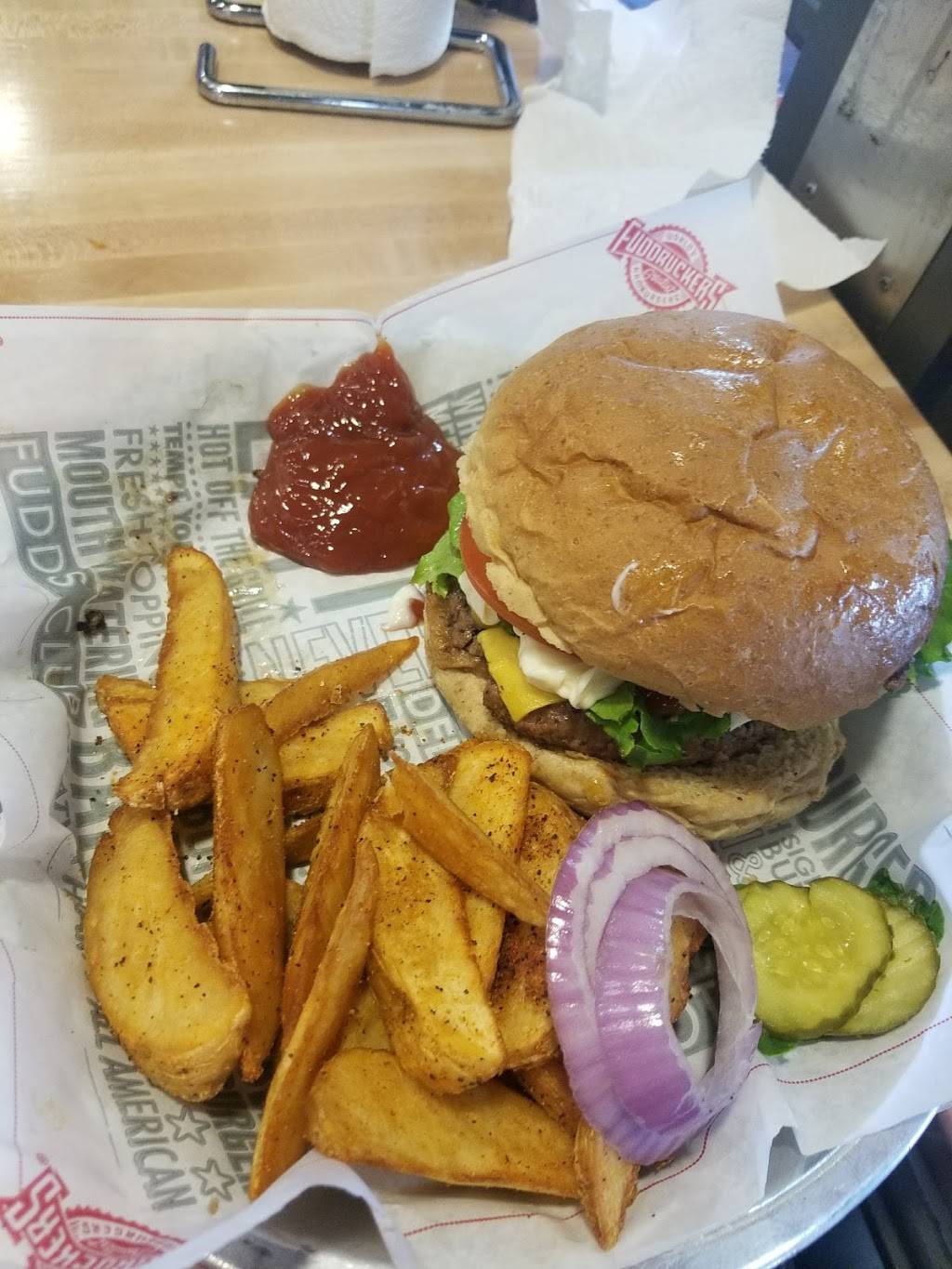 Fuddruckers | restaurant | 300 Town Center Rd, Matteson, IL 60443, USA | 7087477763 OR +1 708-747-7763