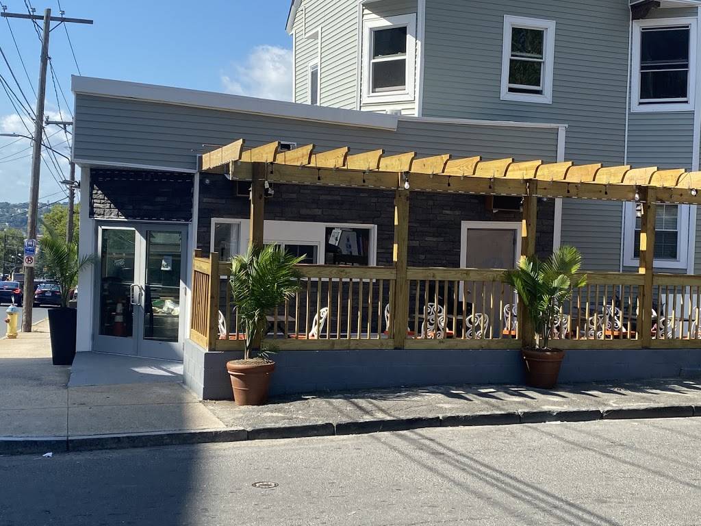 Uncle Ts Restaurant | restaurant | 573 N Main St, Waterbury, CT 06704, USA | 2037541834 OR +1 203-754-1834