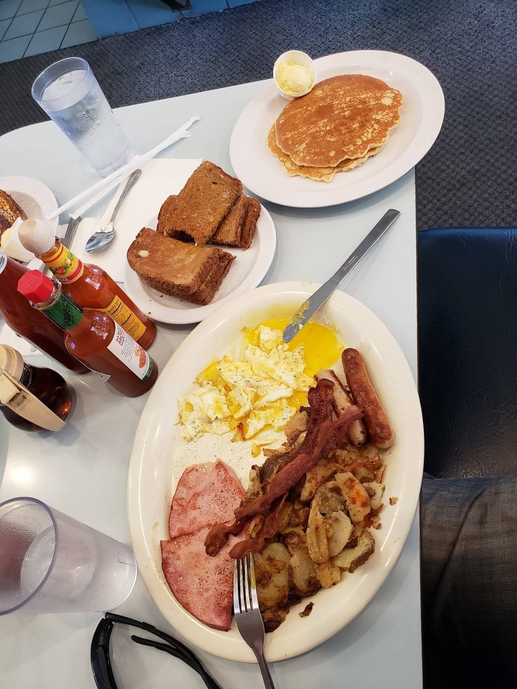 The Village Grille | restaurant | 44303 Sierra Hwy, Lancaster, CA 93534, USA | 6619427760 OR +1 661-942-7760