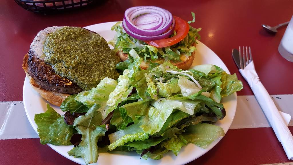 Mikes At The Crossroads | restaurant | 2109, 840 Petaluma Blvd N, Petaluma, CA 94952, USA | 7077788222 OR +1 707-778-8222