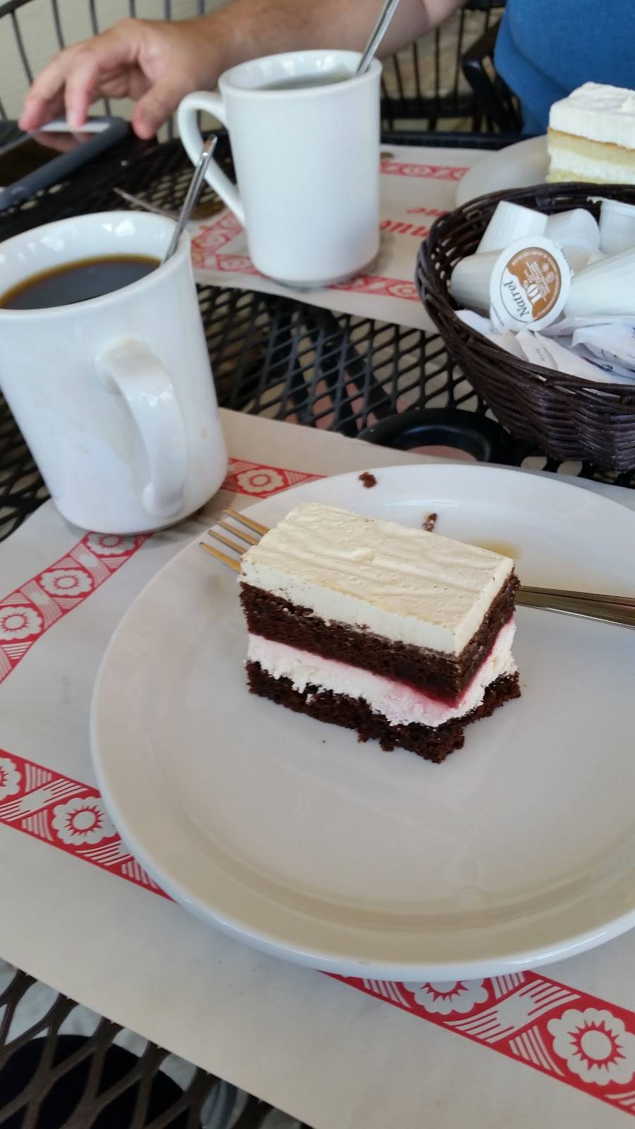 Restaurant Le Vieux Canal | restaurant | 4185 Boulevard Marie-Victorin, Sainte-Catherine, QC J5C 1X9, Canada | 4506352238 OR +1 450-635-2238