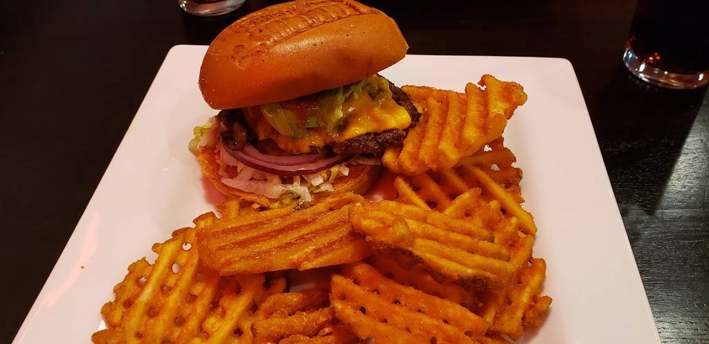 Famous Hamburger | restaurant | Great Lakes Crossing Dr, Auburn Hills, MI 48326, USA | 2489757760 OR +1 248-975-7760