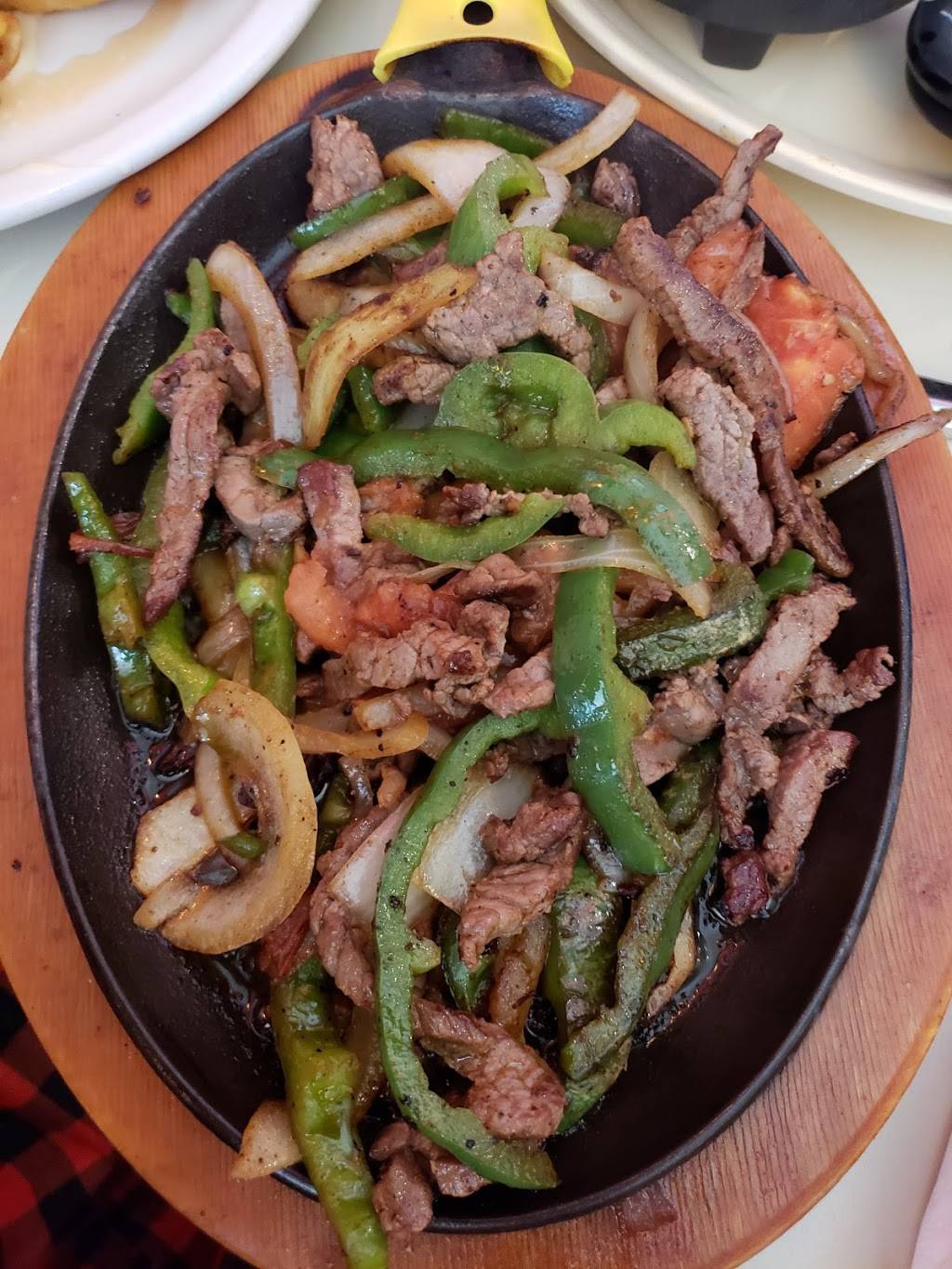 Lucias Cocina Mexicana | restaurant | 208 Market St W, Athens, AL 35611, USA | 2569985451 OR +1 256-998-5451