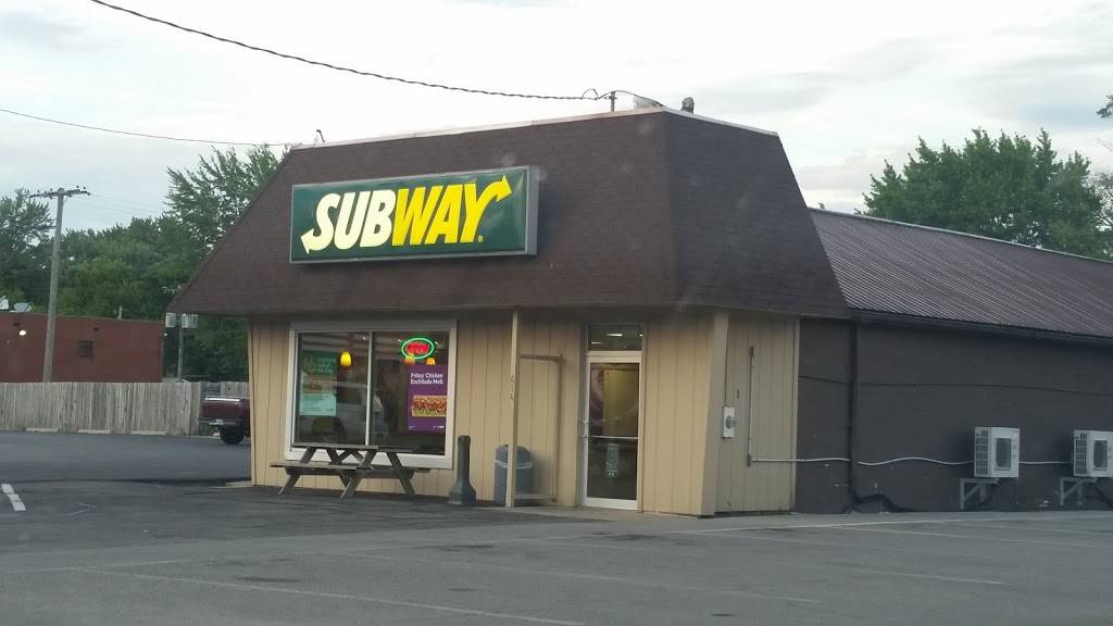 Subway | restaurant | 614 N Wayne St, Angola, IN 46703, USA | 2606657473 OR +1 260-665-7473