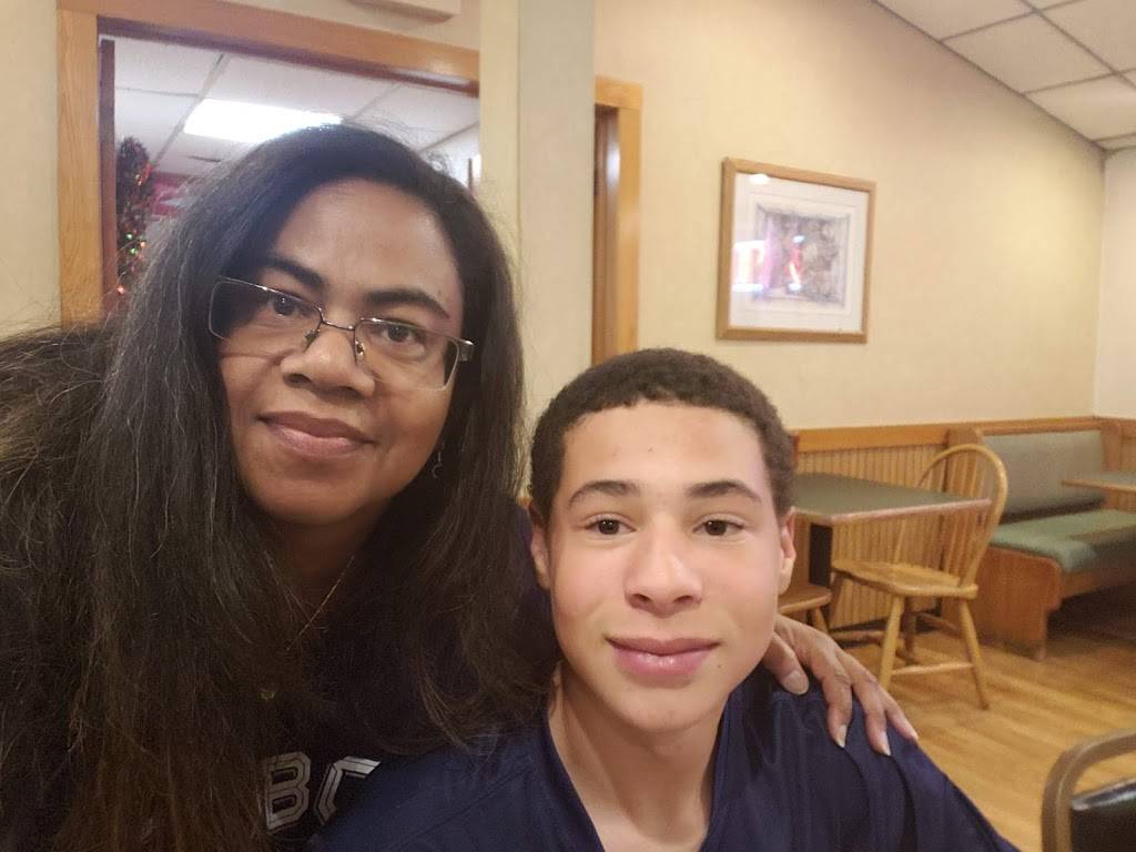 Golden Skillet | restaurant | 1301 E Memorial Dr, Ahoskie, NC 27910, USA | 2523325111 OR +1 252-332-5111