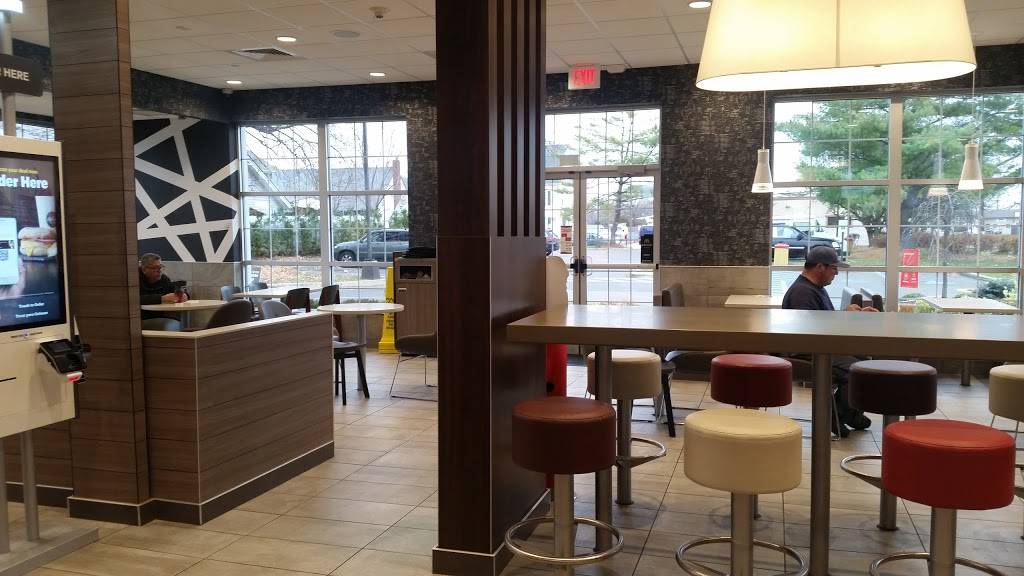 McDonalds | cafe | 121 Merrick Rd, Lynbrook, NY 11563, USA | 5165935356 OR +1 516-593-5356
