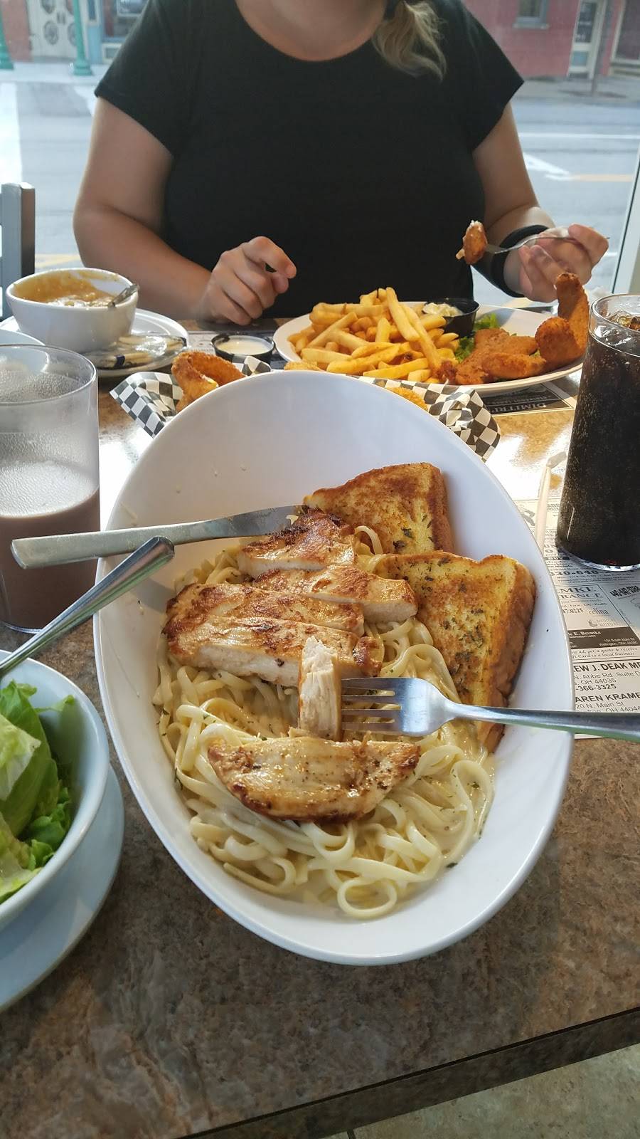 Dimitris Corner Restaurant | restaurant | 103 E Herrick Ave, Wellington, OH 44090, USA | 4406474976 OR +1 440-647-4976