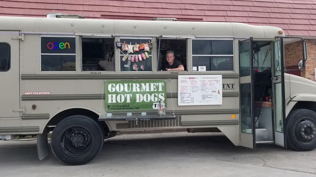 TNT DOGZ | restaurant | 1306 N Guadalupe St, Seguin, TX 78155, USA | 7132549215 OR +1 713-254-9215