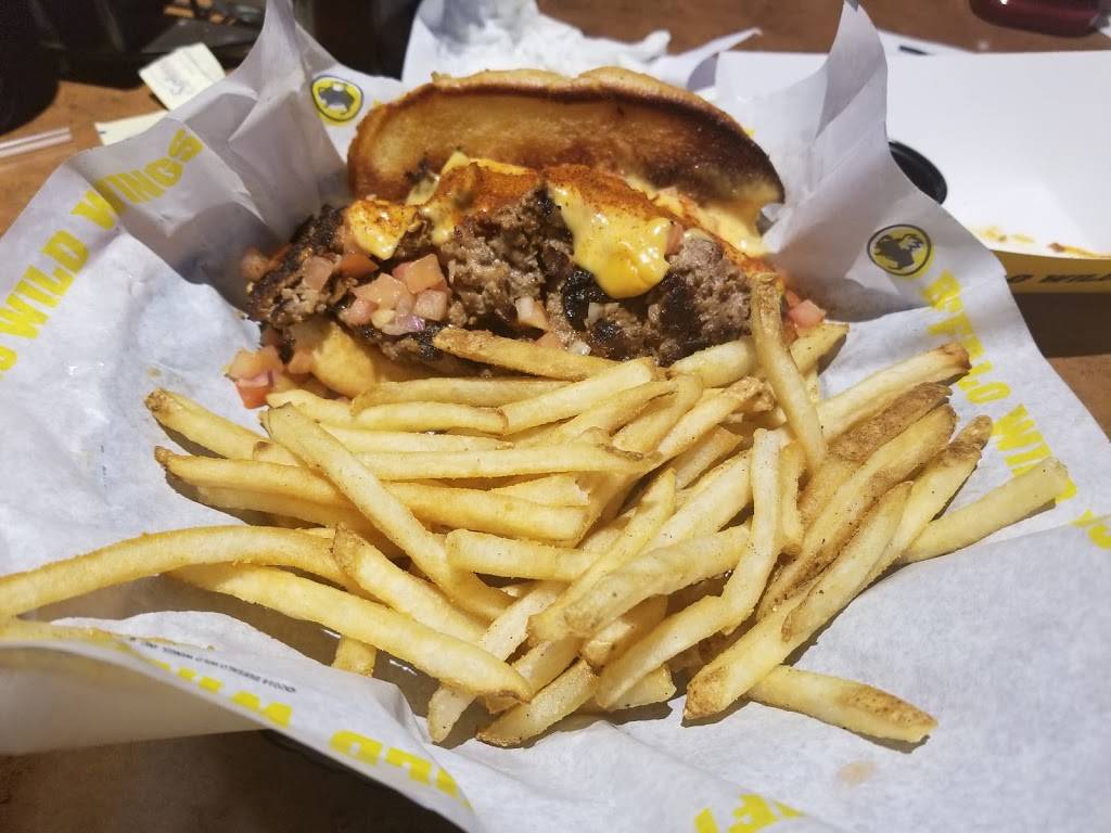 Buffalo Wild Wings | meal takeaway | 15745 15 Mile Rd, Clinton Twp, MI 48035, USA | 5862939500 OR +1 586-293-9500