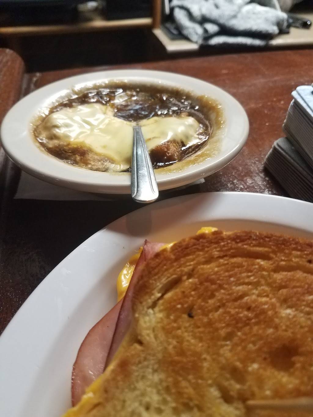 The Hive | restaurant | 609 N New Ballas Rd, Creve Coeur, MO 63141, USA | 3145691769 OR +1 314-569-1769