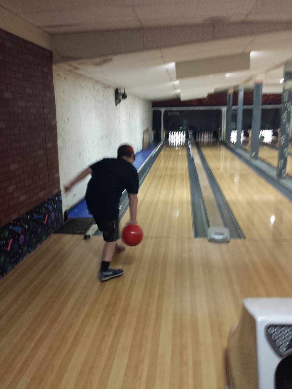 J & D Bowling & Restaurant | restaurant | 4 Young St, Tilbury, ON N0P 2L0, Canada | 5196821555 OR +1 519-682-1555