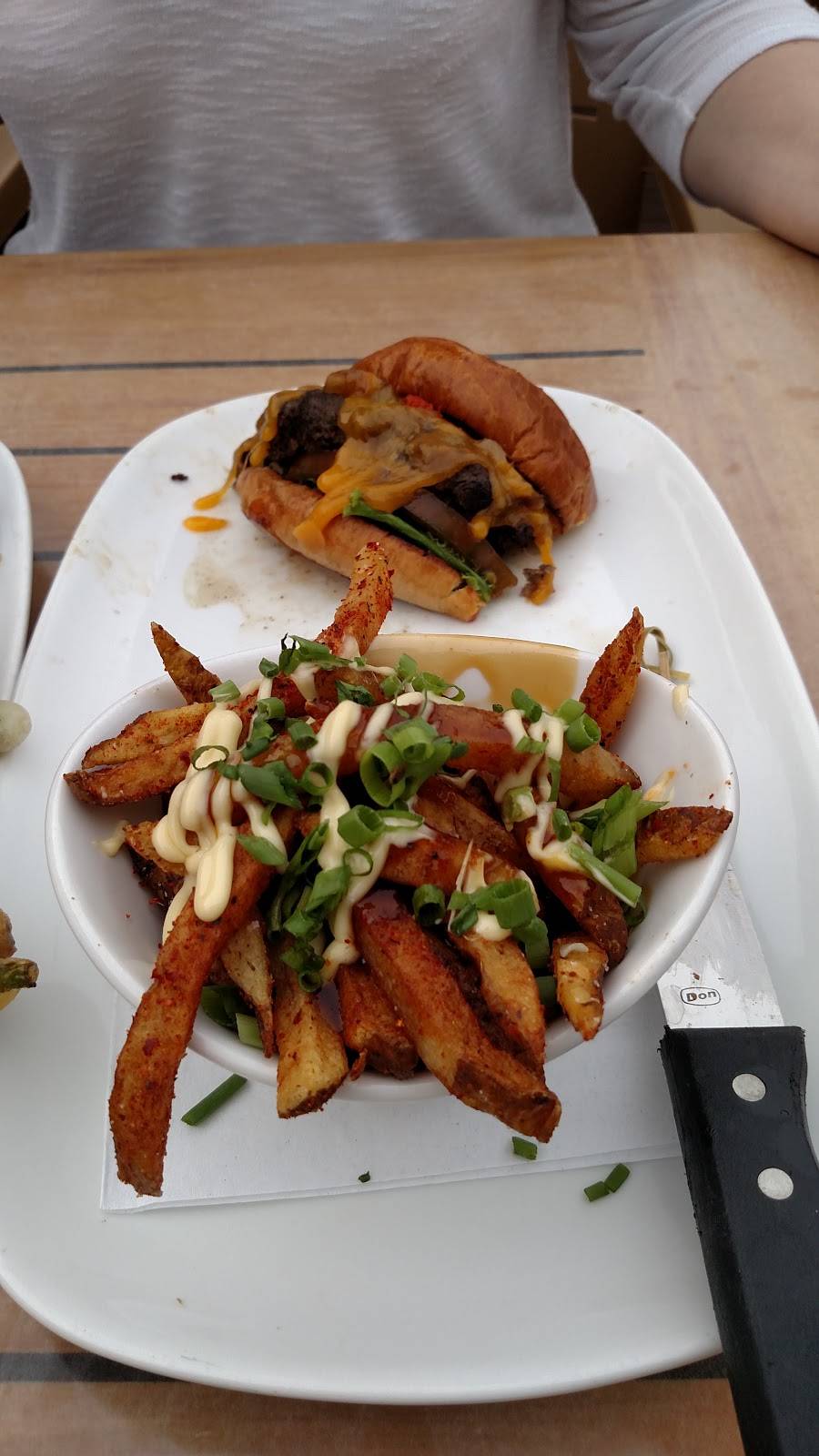 Dukes Alehouse and Kitchen | restaurant | 110 N Main St, Crystal Lake, IL 60014, USA | 8153569980 OR +1 815-356-9980