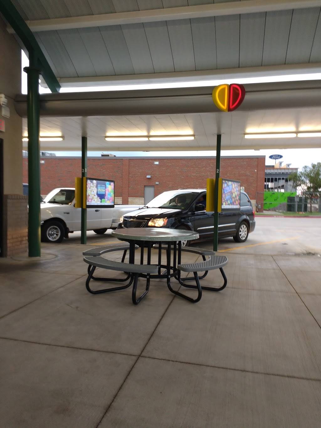 Sonic Drive-In | restaurant | 901 N Cemetery Rd, Yukon, OK 73099, USA | 4054949629 OR +1 405-494-9629