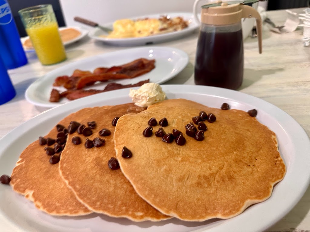 Lincoln Square Pancake House | restaurant | 2160 N Walnut St, Bloomington, IN 47404, USA | 8126687492 OR +1 812-668-7492