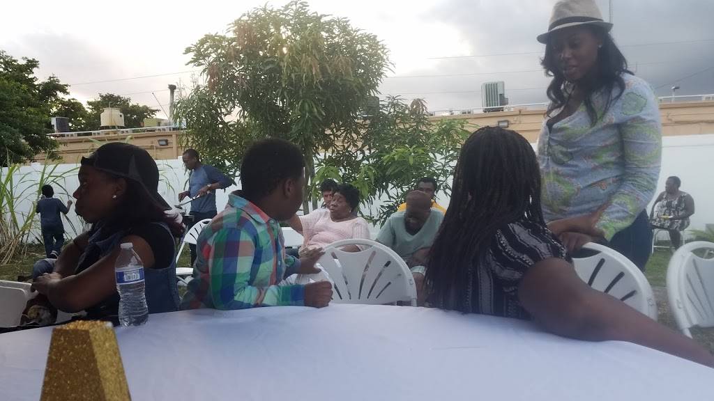 Trinkin Trinkin | restaurant | 20717 NW 2nd Ave, Miami Gardens, FL 33169, USA | 7869556012 OR +1 786-955-6012