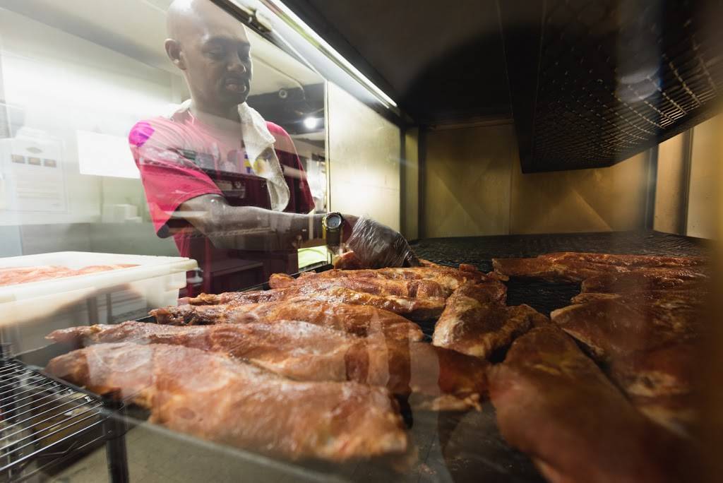 Marys Bar-B-Que | restaurant | 606 S Pulaski Rd, Chicago, IL 60624, USA | 7736382233 OR +1 773-638-2233