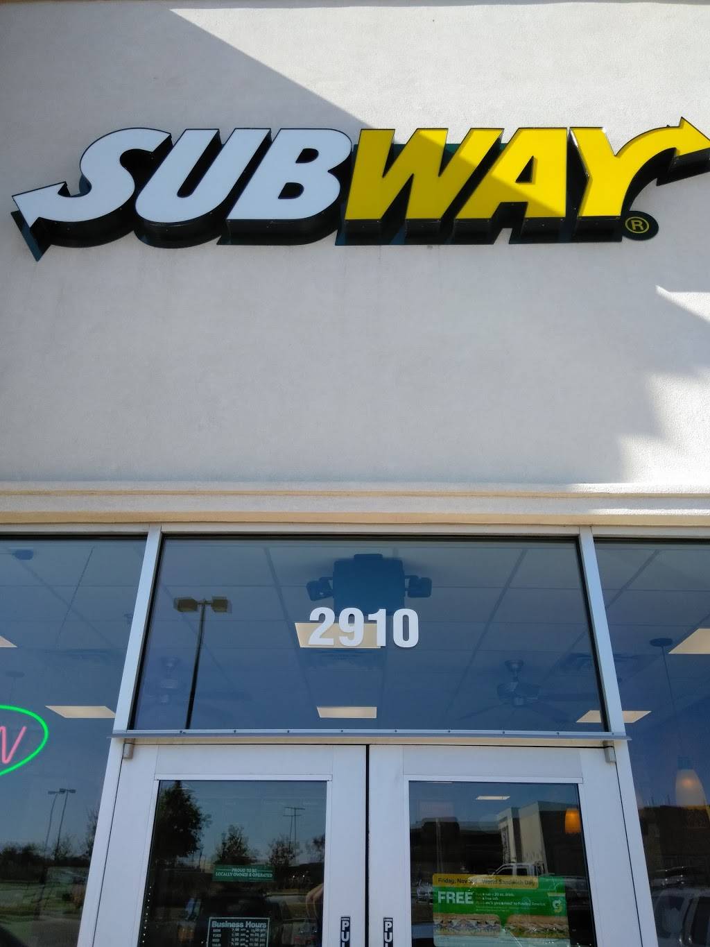 Subway Restaurants | restaurant | 2910 E Berry St, Fort Worth, TX 76105, USA | 8172383733 OR +1 817-238-3733