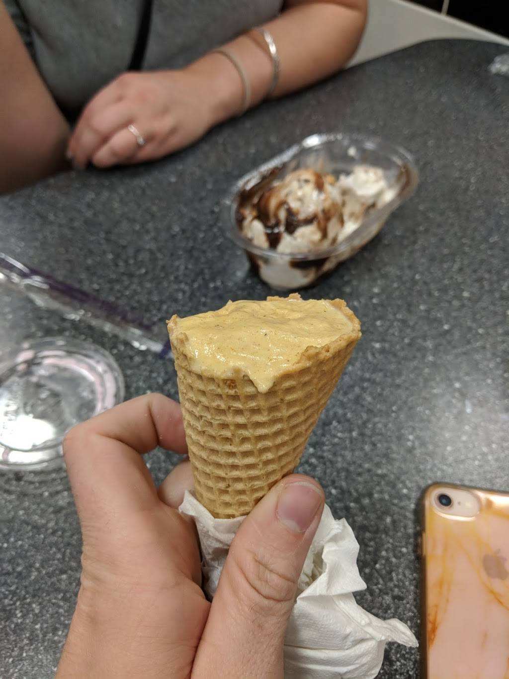 Braums Ice Cream & Burger Restaurant | restaurant | 2410 W Edmond Rd, Edmond, OK 73012, USA | 4053409288 OR +1 405-340-9288