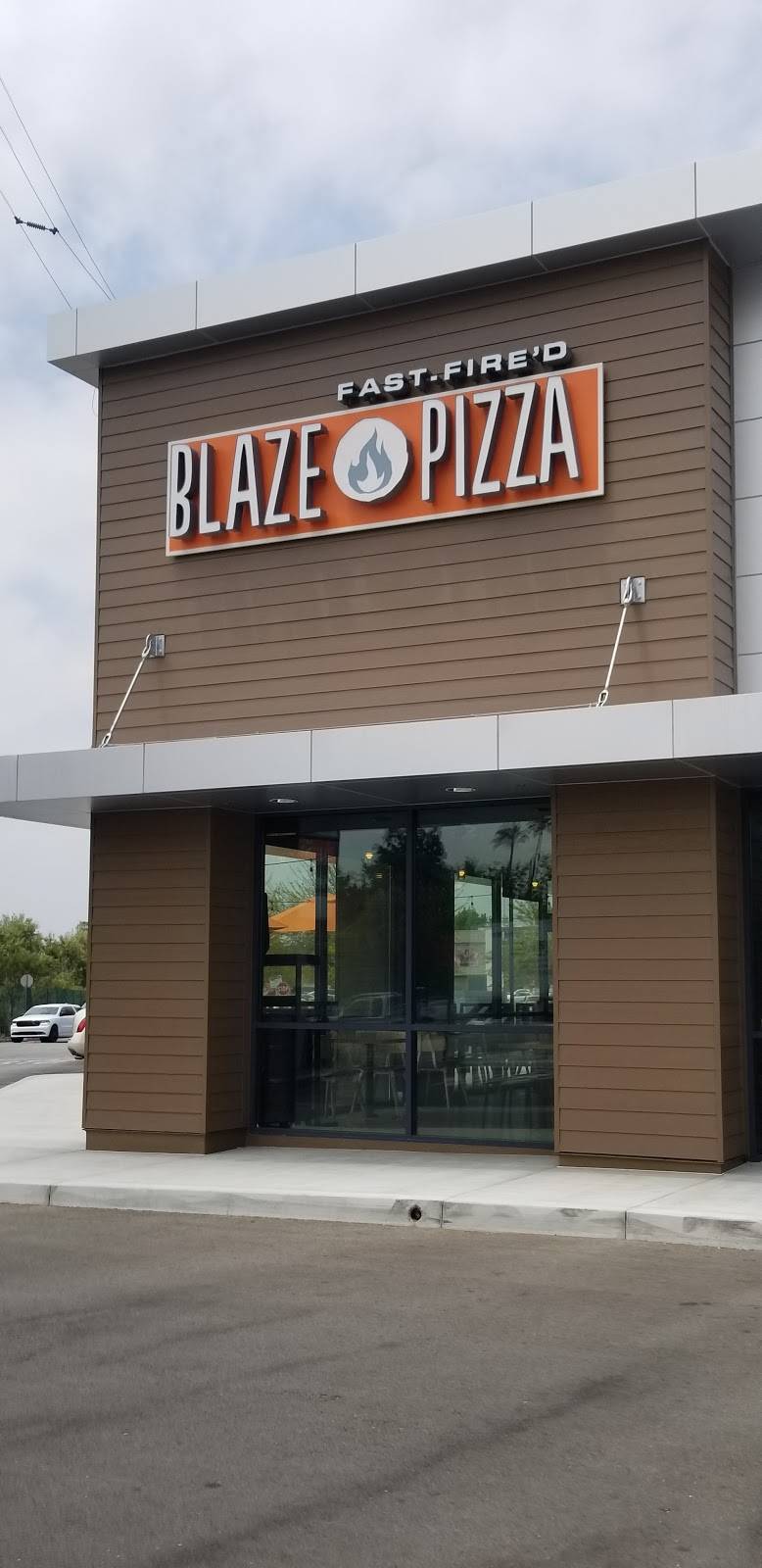 Blaze Pizza | meal takeaway | 13075 Victory Blvd, North Hollywood, CA 91606, USA | 8184836819 OR +1 818-483-6819