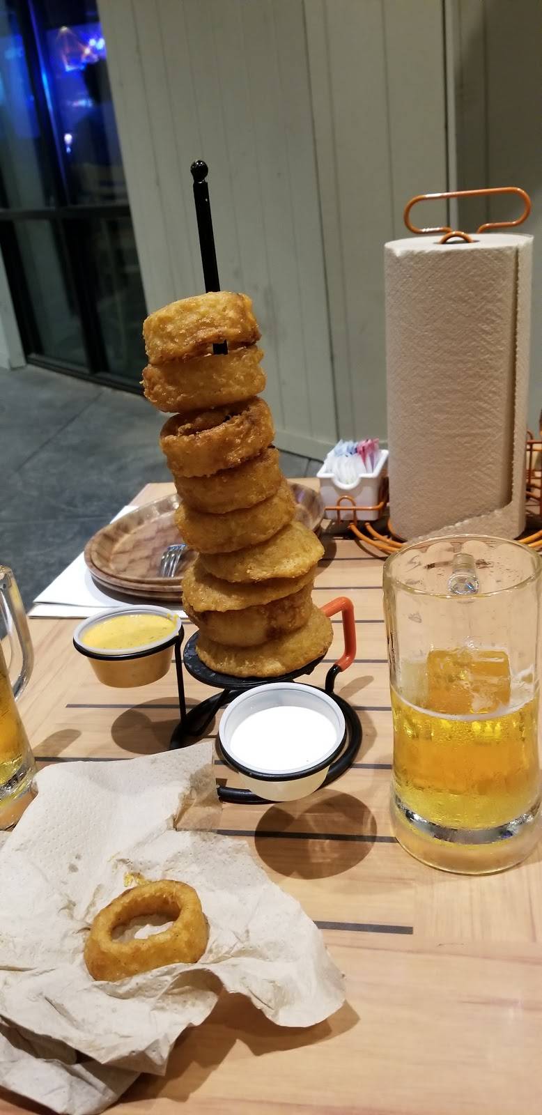 Hooters | restaurant | 600 N 1st St, Burbank, CA 91502, USA | 8188489464 OR +1 818-848-9464