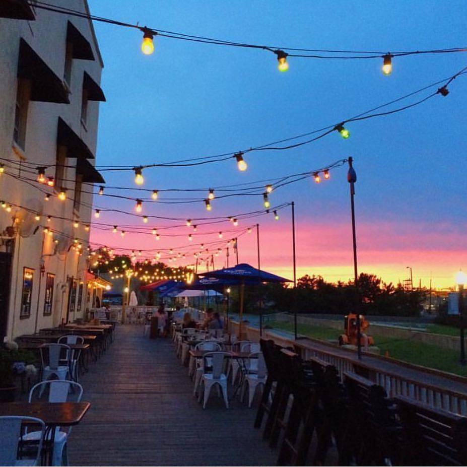 Crabby Dicks | restaurant | 30 Clinton St, Delaware City, DE 19706, USA | 3028325100 OR +1 302-832-5100