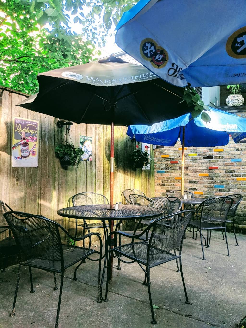 Resis Bierstube | restaurant | 2034 W Irving Park Rd, Chicago, IL 60618, USA | 7734721749 OR +1 773-472-1749