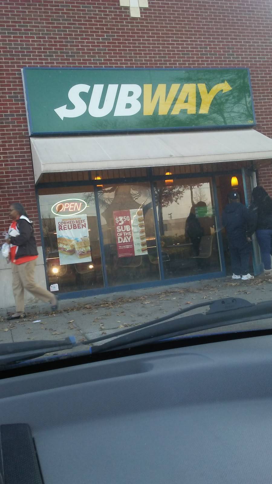 Subway | restaurant | 3424 E Jefferson Ave, Detroit, MI 48207, USA | 3138779192 OR +1 313-877-9192