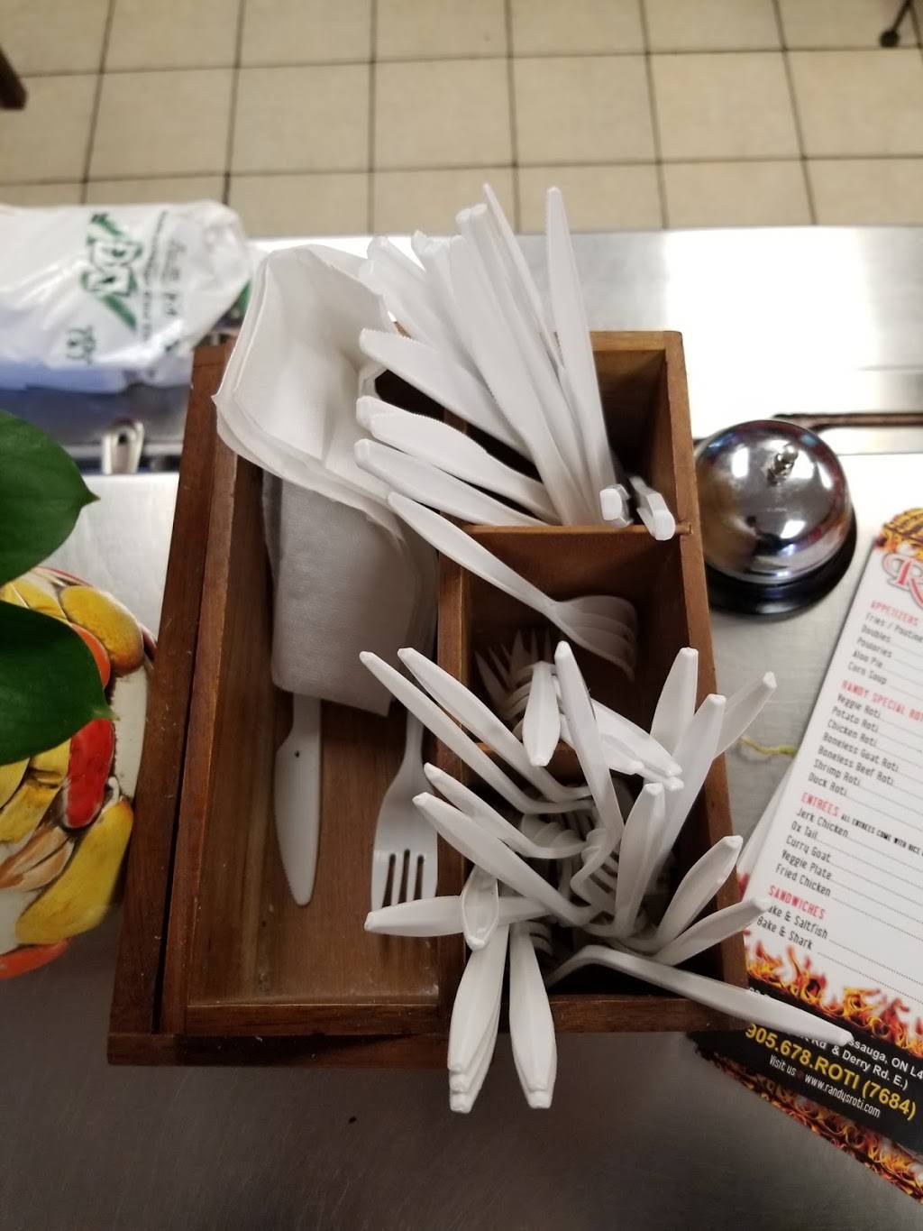 Randys Roti & Doubles | restaurant | 2903 Derry Rd E, Mississauga, ON L4T 1A6, Canada | 9056787684 OR +1 905-678-7684