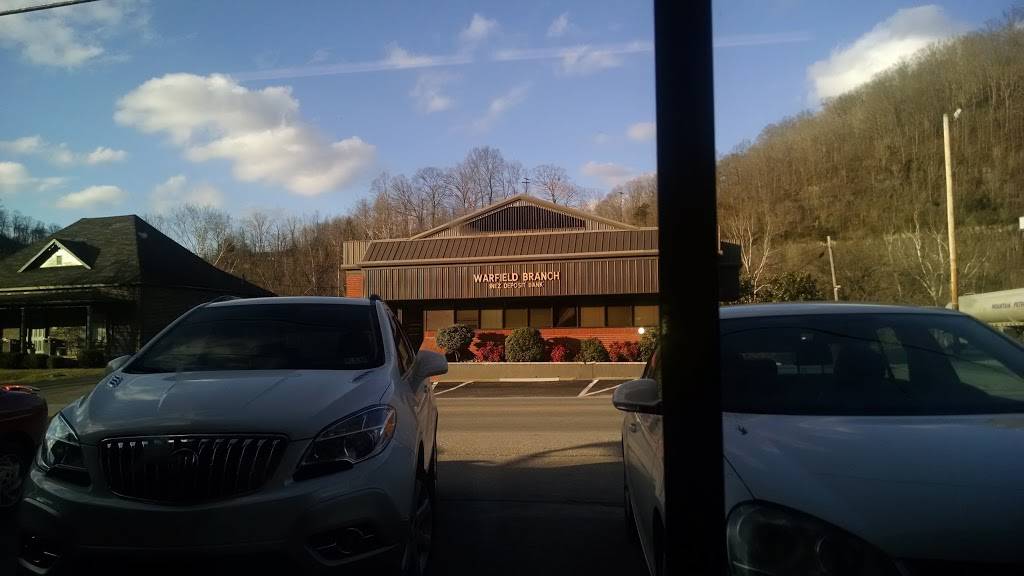 Warfield Dairy Bar | restaurant | 68 Riverfront Road, Warfield, KY 41267, USA | 6063956060 OR +1 606-395-6060