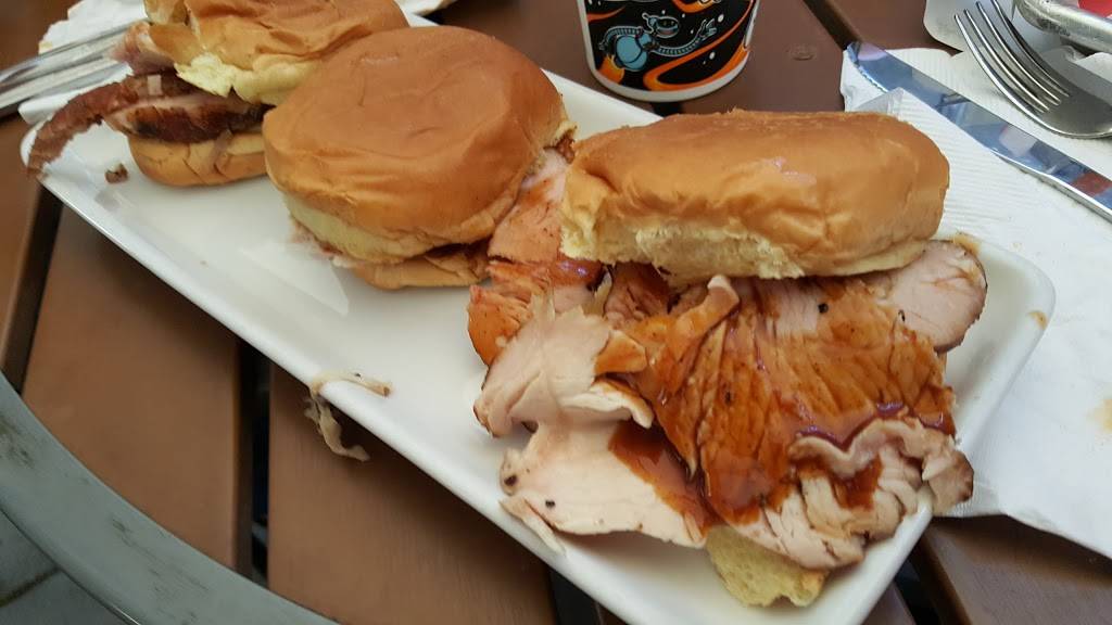 Genesee Pub and BBQ | restaurant | 25948 Genesee Trail Rd, Golden, CO 80401, USA | 7202429803 OR +1 720-242-9803