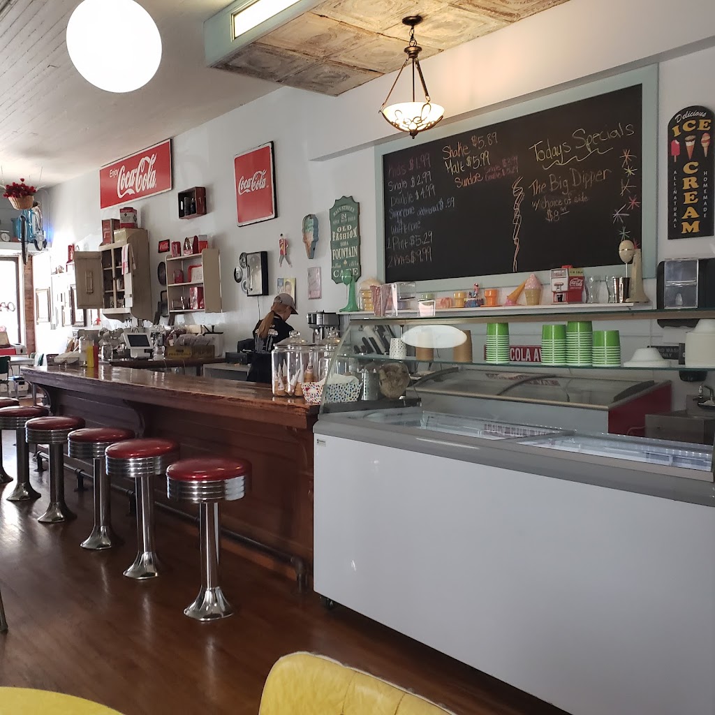 Chillo Ice Cream & Eats | restaurant | 542 2nd St, Traer, IA 50675, USA | 3194780014 OR +1 319-478-0014